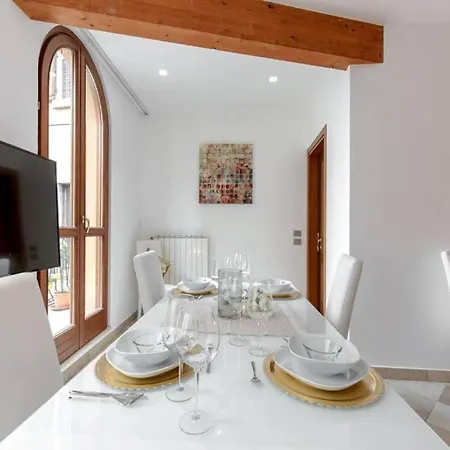 Palazzo Teatro Vecchio - Holiday Apartment *